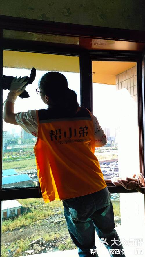 帮小弟擦玻璃专业家政保洁精细擦玻璃明亮窗户